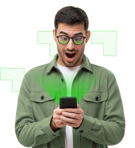 Uomo sorpreso che guarda il telefono